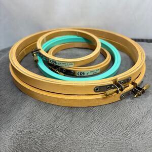 Embroidery Hoops Mixed Sizes Screw Closure Lot of 5 (2) 8" (2) 4" (1) 5" Plastic